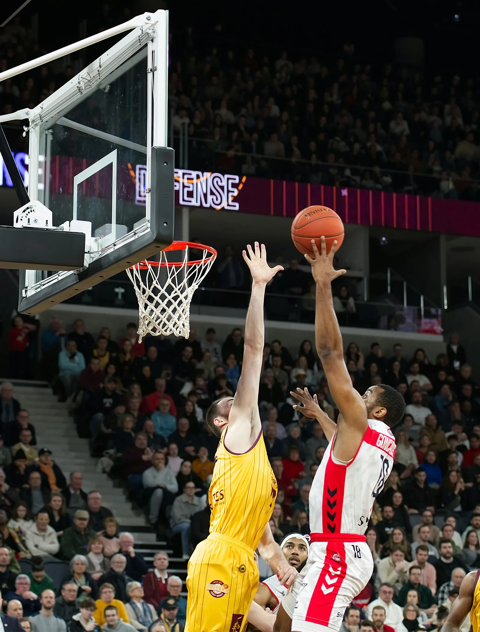 篮球运动员扣篮特写精彩瞬间