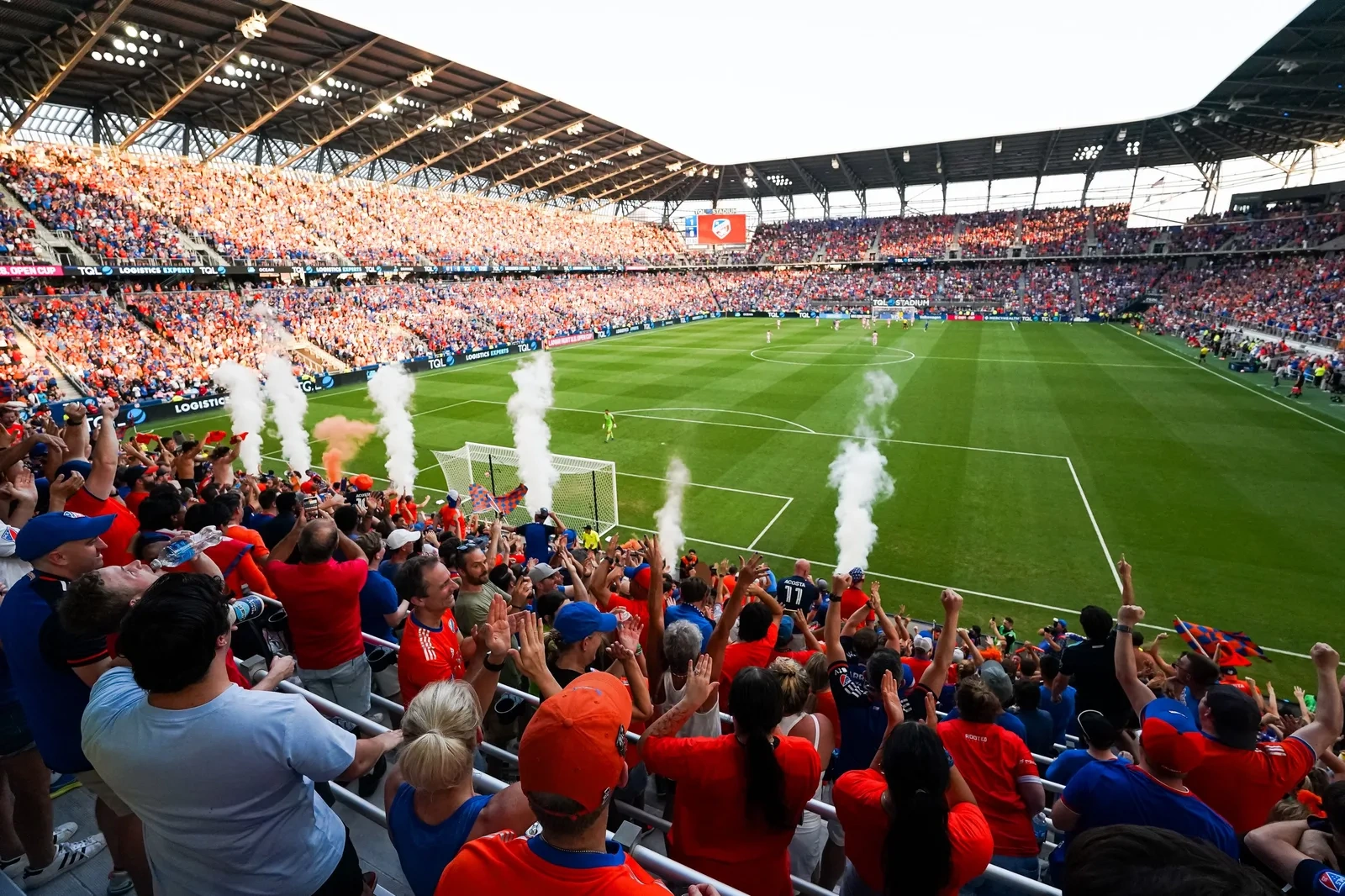 极速体育合作的大型足球比赛现场直播画面